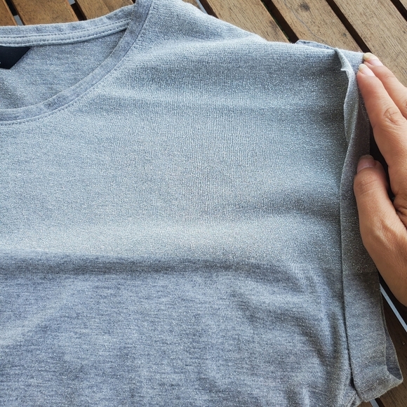 Chic Gray Striped T-Shirt with Shimmering Detailing – Casual & Stylish - Picture 5 of 9